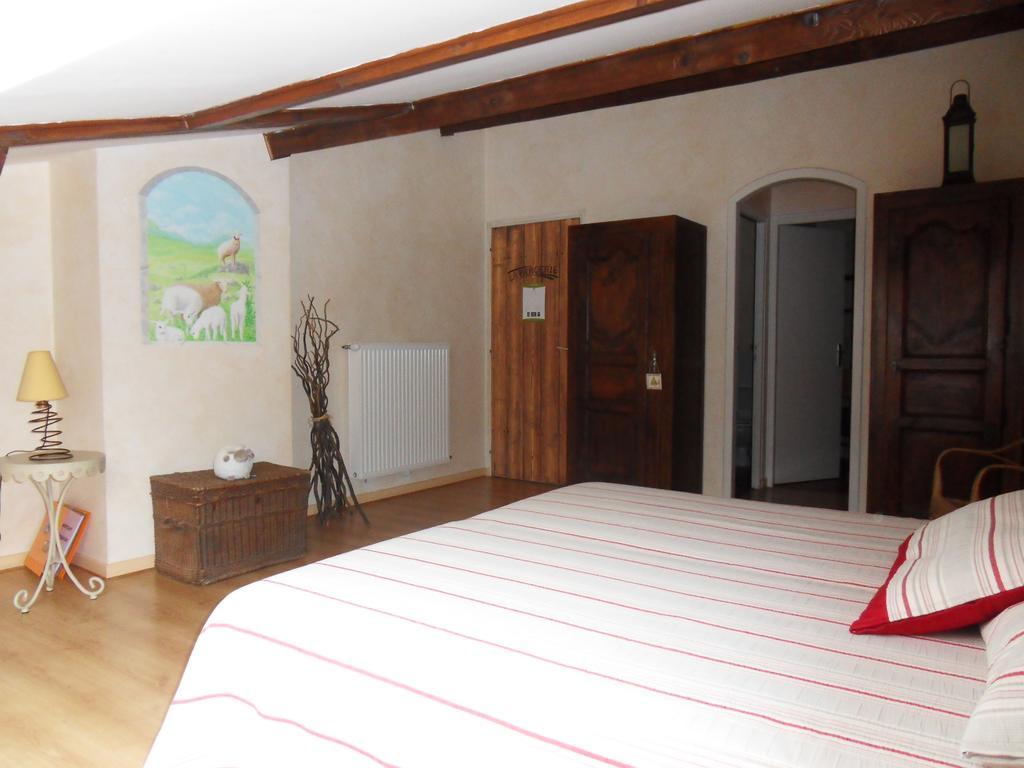 L'Estapade Des Tourelons Bed & Breakfast Saint Jean en Royans Ruang foto