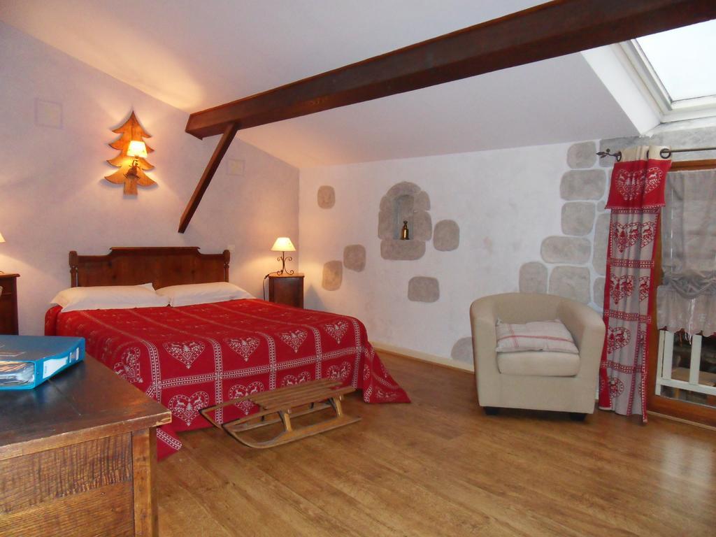 L'Estapade Des Tourelons Bed & Breakfast Saint Jean en Royans Ruang foto