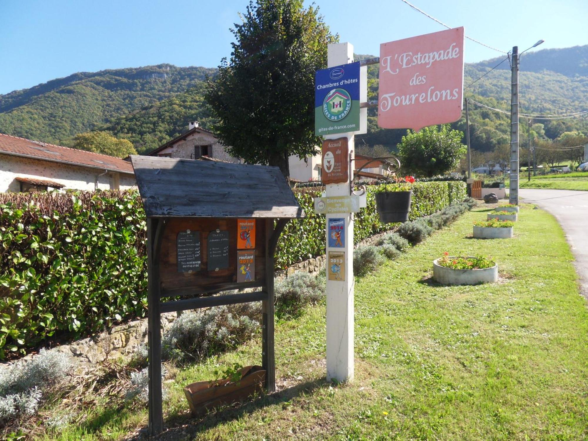 L'Estapade Des Tourelons Bed & Breakfast Saint Jean en Royans Bagian luar foto